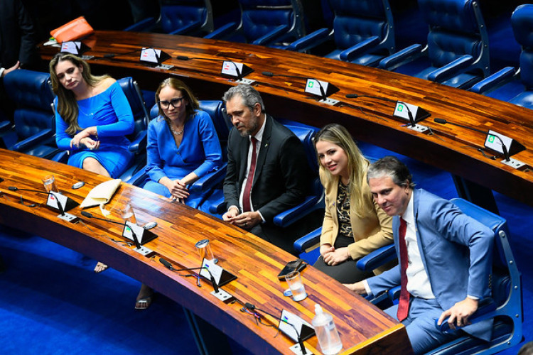 Senadora Augusta Brito; presidente do FNDE, Fernanda Pacobahyba; governador Elmano de Freitas; secretária Onélia Santana; e o ministro Camilo Santana
