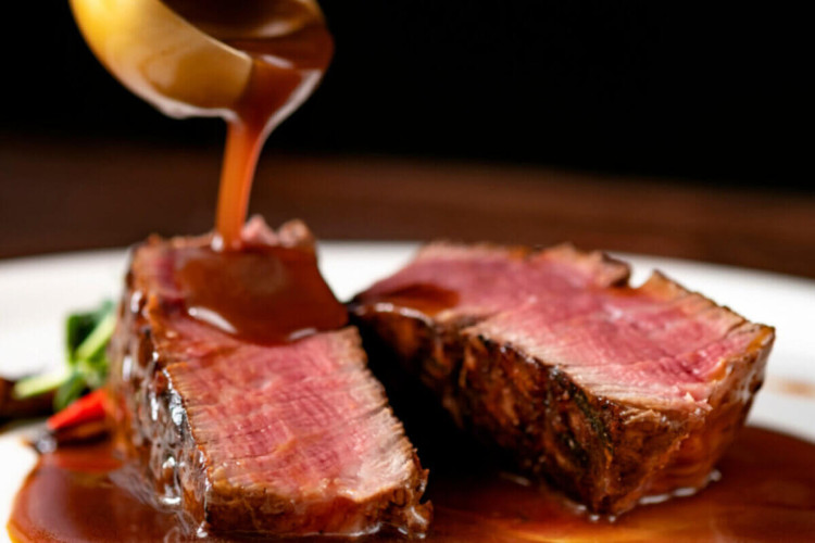 Bife com molho barbecue (Imagem: Andrei lakhniuk | Shutterstock)