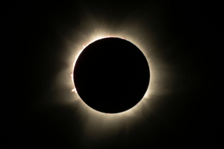 Saiba quando e onde o eclipse solar total deve aparecer e como assistir por meio de transmissão