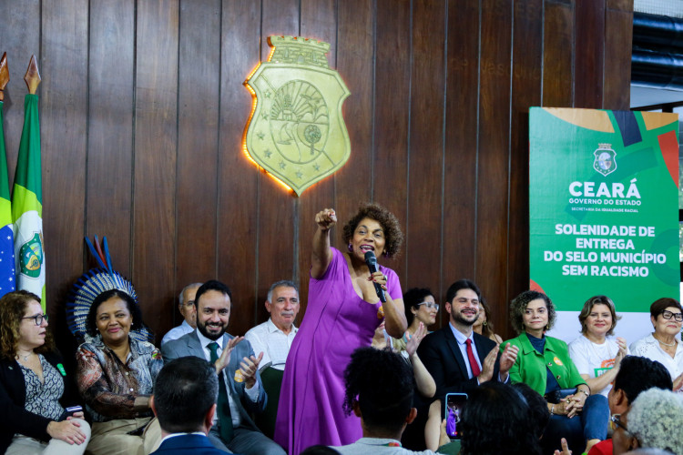 Entrega do Selo Município sem Racismo com a secretária Zelma Madeira 