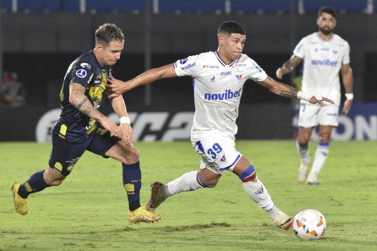 Sergio Mendoza e Machuca disputam lance no jogo Sportivo Trinidense x Fortaleza, no Defensores del Chaco, pela Sul-Americana 2024