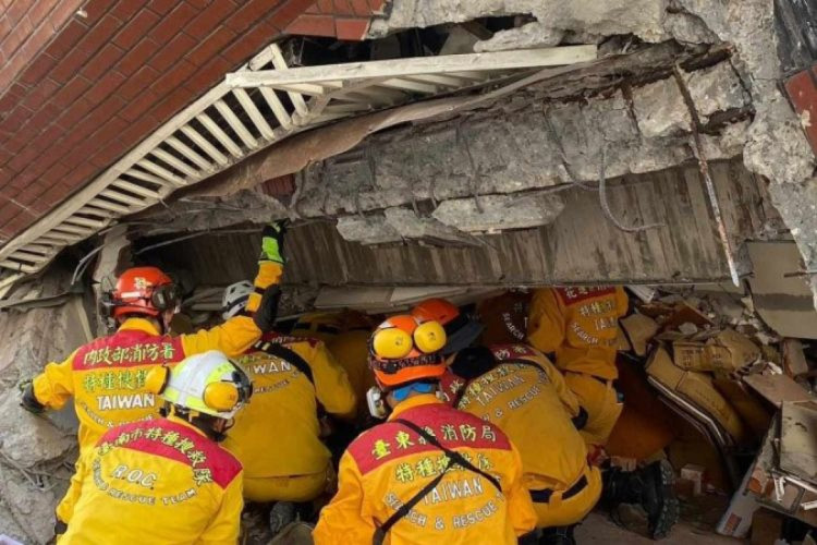 Terremoto em Taiwan: Equipes tentam resgatar sobreviventes