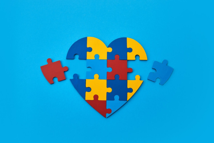 Crianças com autismo podem apresentar sinais nos primeiros anos de vida (Imagem: vetre | Shutterstock)  - Portal EdiCase