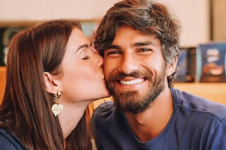 Deborah Secco e Hugo Moura estão juntos há nove anos e se conheceram por meio das redes sociais