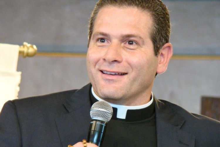 O padre era conhecido por apresentar o programa Mulheres de Fé na TV Canção Nova