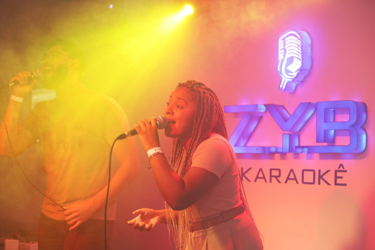 Karaokês agitam as noites de vários bairros em Fortaleza.