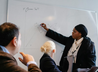O movimento também lembra a semana de quatro dias úteis, outra escolha para evitar a exaustão dos funcionários.