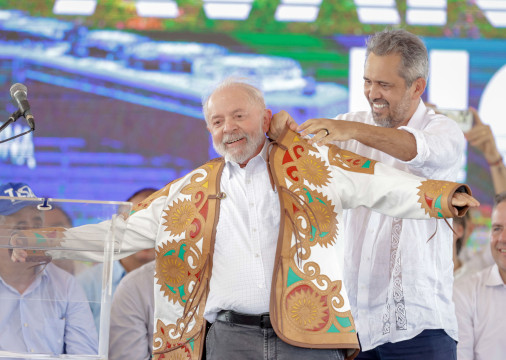 Em visita a Iguatu, em janeiro, Lula recebeu gibão do governador Elmano de Freitas, feita por Espedito Seleiro. Vestiu e achou pesado