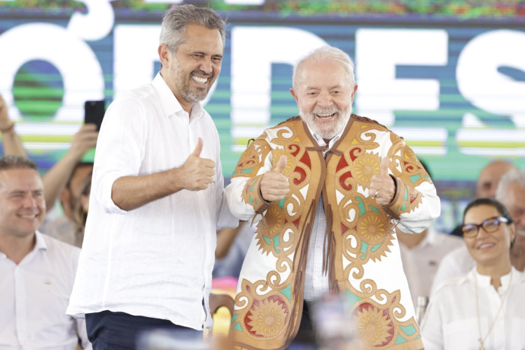 Governador Elmano de Freitas e presidente Lula, com gibão feito por Espedito Seleiro(Foto: Aurélio Alves)