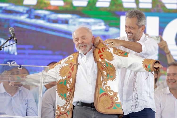 Em visita a Iguatu, em janeiro, Lula recebeu gibão do governador Elmano de Freitas, feita por Espedito Seleiro. Vestiu e achou pesado