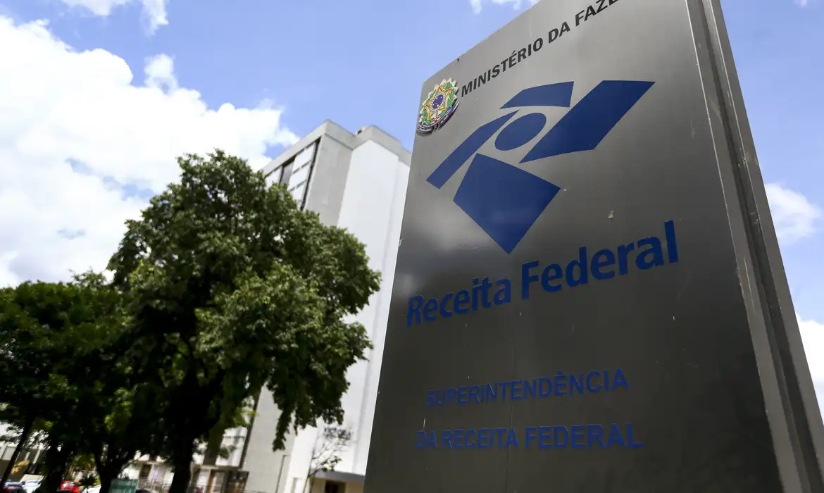 De acordo com a Receita Federal, é objeto de leilão a alienação de mercadorias abandonadas, entregues à Fazenda Nacional ou fruto de pena de perdimento de apreensões