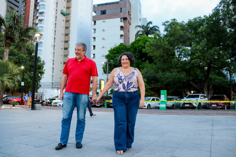 Fernando e Márcia Nascimento, em frente ao primeiro apartamento em Fortaleza, perto da Praça Luiza Távora.(Foto: Yuri Allen/Especial para O Povo)