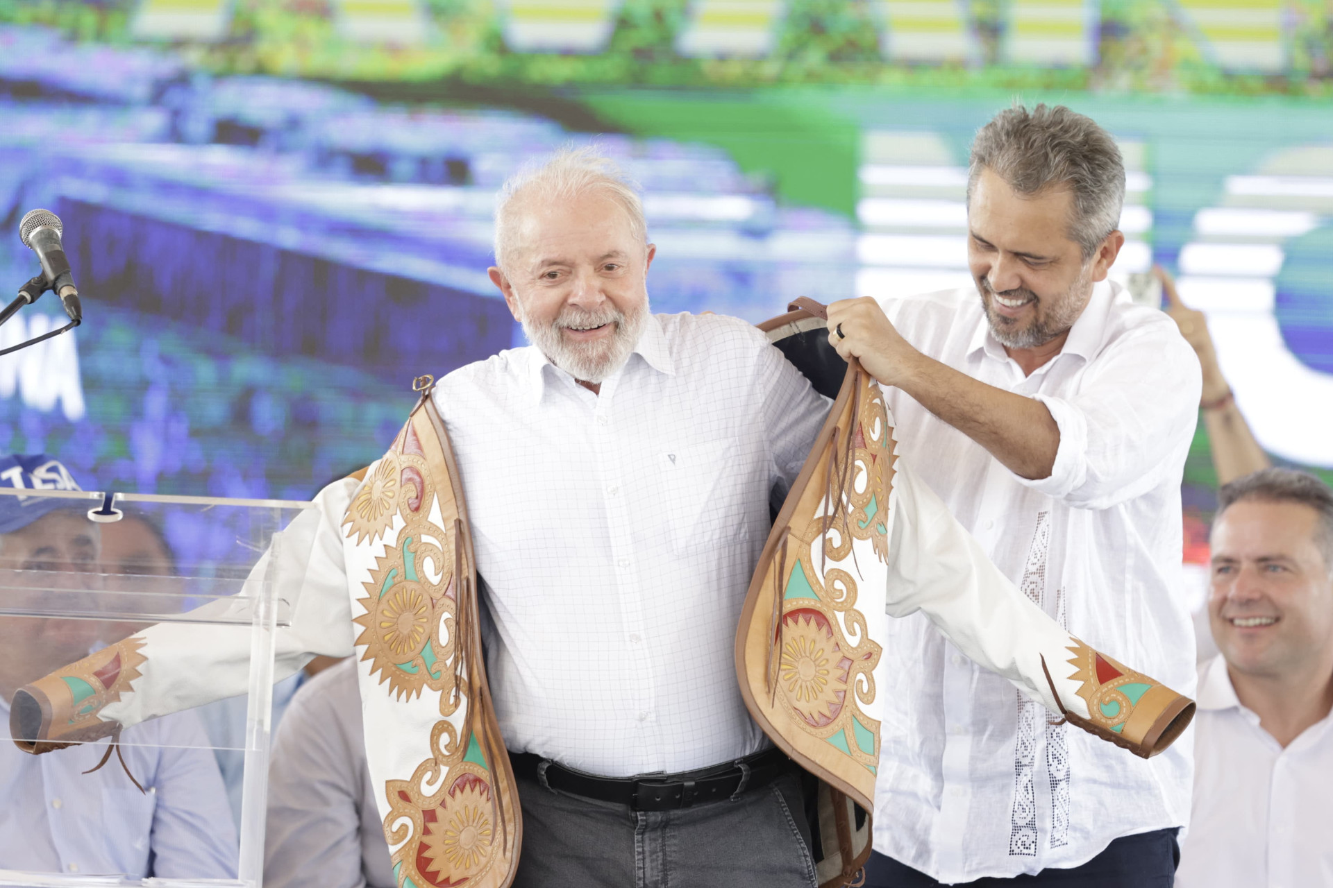 Governador Elmano de Freitas (PT) presenteia o presidente Lula (PT) com um gibão