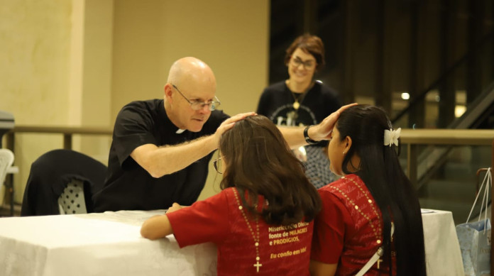 Monsenhor Stephen Rossetti aben&ccedil;oa fi&eacute;is