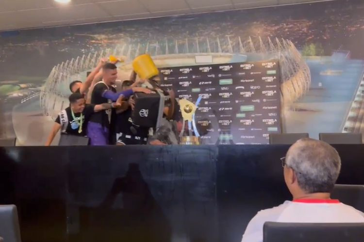 Mancini leva banho de gelo dos jogadores após o título do Ceará no Campeonato Cearense
