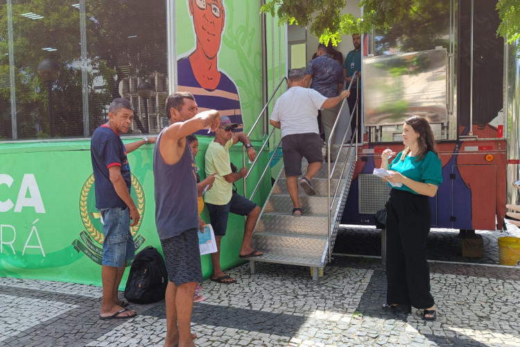 Defensoria em Movimento, projeto da DPCE, atendeu demandas de saúde e ofereceu atendimentos como medição de pressão e glicemia; evento ocorreu na manhã deste sábado, 6, na Praça do Ferreira, em Fortaleza