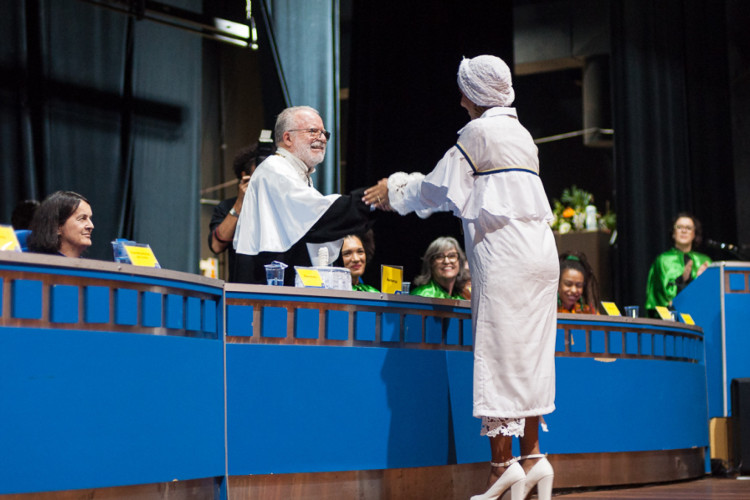 Reitor da UFSC, Irineu Manoel de Souza, aperta a m&atilde;o da formanda ap&oacute;s outorga de grau.