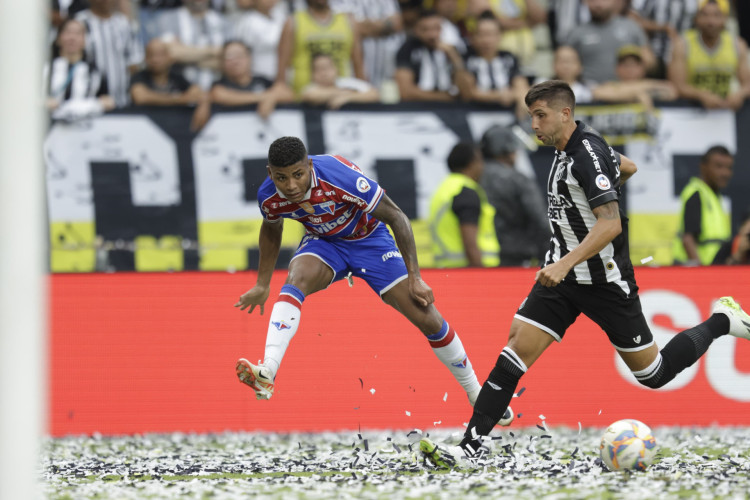 Hércules e Lucas Mugni disputam lance no Clássico-Rei Ceará x Fortaleza, no Castelão, pela final do Campeonato Cearense 2024