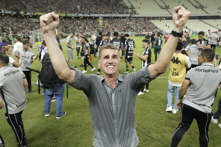 Mancini comemorando título do Ceará de campeão cearense