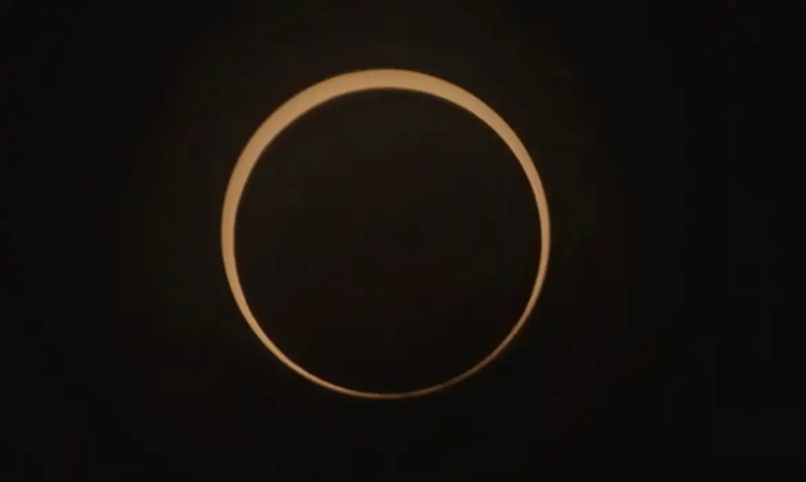 Eclipse total do sol acontece hoje; saiba como ver pela internet 