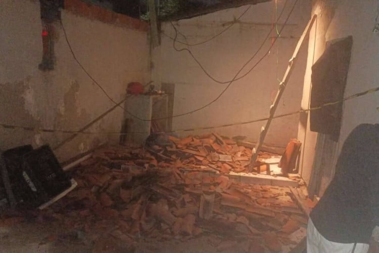 Corpo de Bombeiros resgata vítima de desabamento de telhado de pequena igreja
