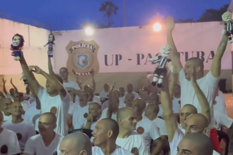 Detentos em penitenciária de Pacatuba assistiram transmissão ao vivo de Clássico-Rei na final do Campeonato Cearense; internos participam de programa de artesanato e fizeram acessórios de Ceará e Fortaleza para torcer durante a partida