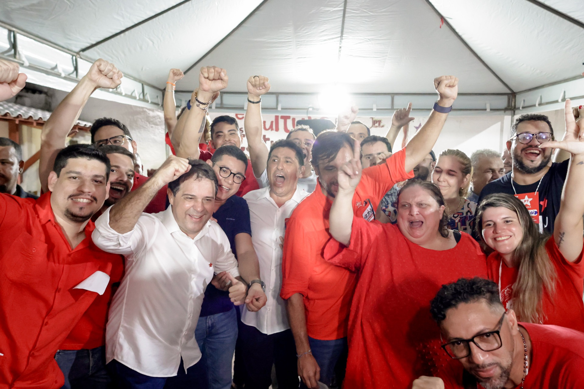 ￼ Evandro Leitão comemora com militantes após eleição de delegados do PT (Foto: AURÉLIO ALVES)