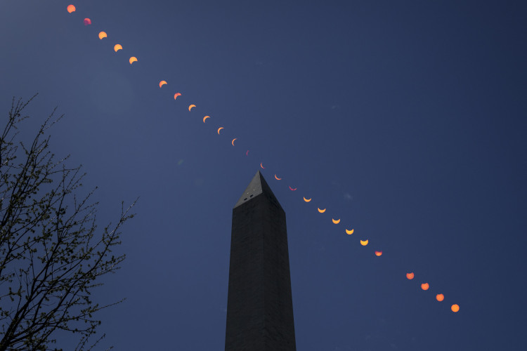 Esta imagem de apostila, cortesia da NASA, mostra uma imagem composta mostrando a progressão de um eclipse solar parcial sobre o Monumento a Washington, em Washington, DC, em 8 de abril de 2024. O caminho da totalidade deste ano tem 115 milhas (185 quilômetros) de largura e abriga quase 32 milhões de americanos, com mais 150 milhões vivendo a menos de 320 quilômetros da faixa. O próximo eclipse solar total que pode ser visto em grande parte da América do Norte não acontecerá até 2044. 