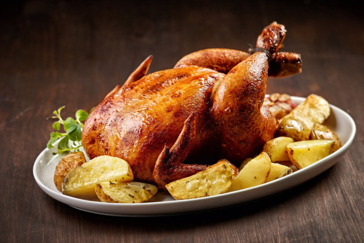 Frango assado com batata (Imagem: MaraZe | Shutterstock)