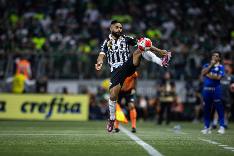 Lateral-esquerdo Felipe Jonatan no jogo Palmeiras x Santos, no Allianz Parque, pela final do Campeonato Paulista 2024