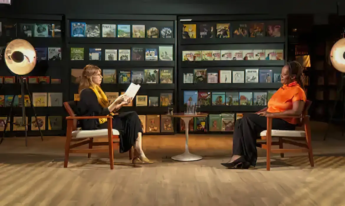 Trilha de Letras, da TV Brasil, tem bate-papo com Luciana Hidalgo