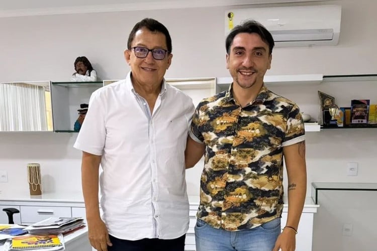 Elpídio Nogueira (à esquerda) deixa comando da Secretaria de Cultura de Fortaleza e Roberto Viana (à direita) assume seu lugar
