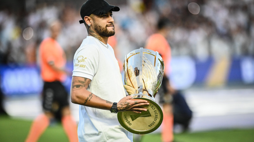 Atacante Neymar com a taça do Campeonato Paulista 2024 na final Santos x Palmeiras, na Vila Belmiro