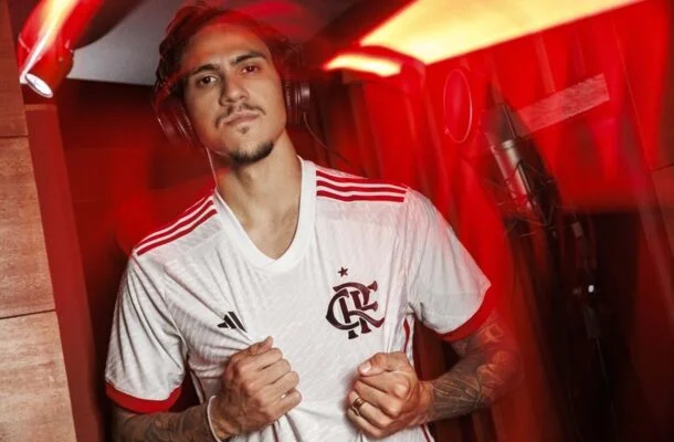 Predominantemente branca, camisa conta com detalhes ondulados. Flamengo estreará uniforme no domingo, na primeira rodada do Brasileirão