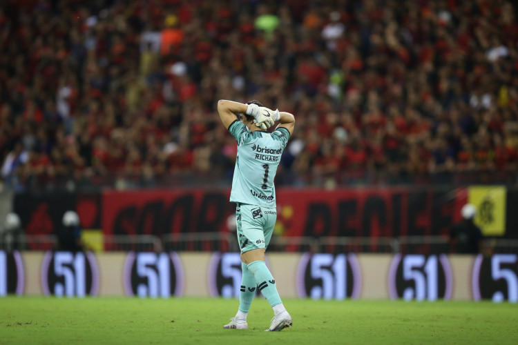 PE - Recife - 26/12/2023 - Trânsito ÁREA CENTRAL DE RECIFE - Trânsito intenso na Área Central de Recife (PE), nesta terça-feira (26). Foto: Marlon Costa/AGIF/ESTADÃO CONTEÚDO