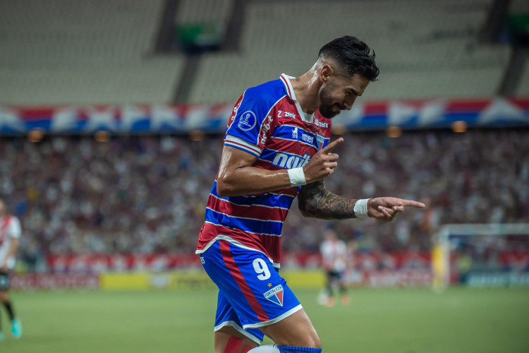 Atacante Lucero comemora gol no jogo Fortaleza x Nacional Potosí, no Castelão, pela Copa Sul-Americana 2024