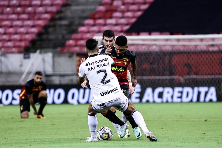 Lateral-direito Raí Ramos e atacante Romarinho disputam lance no jogo Sport x Ceará, na Arena de Pernambuco, pela Copa do Nordeste 2024 