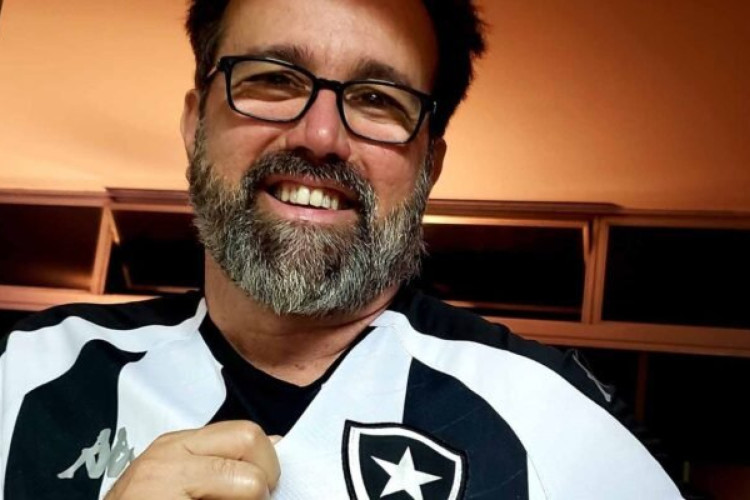 Jornalista e narrador, Roby Porto, é assumidamente torcedor do Glorioso. Segundo ele, sua esposa não ficou irritada com a escolha