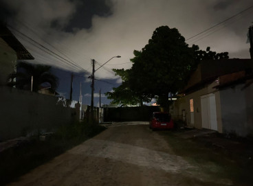 Rua Santa Terezinha, no bairro Lagoinha, em energia elétrica durante a noite. Moradores reclamam de quedas de energia no Eusébio 