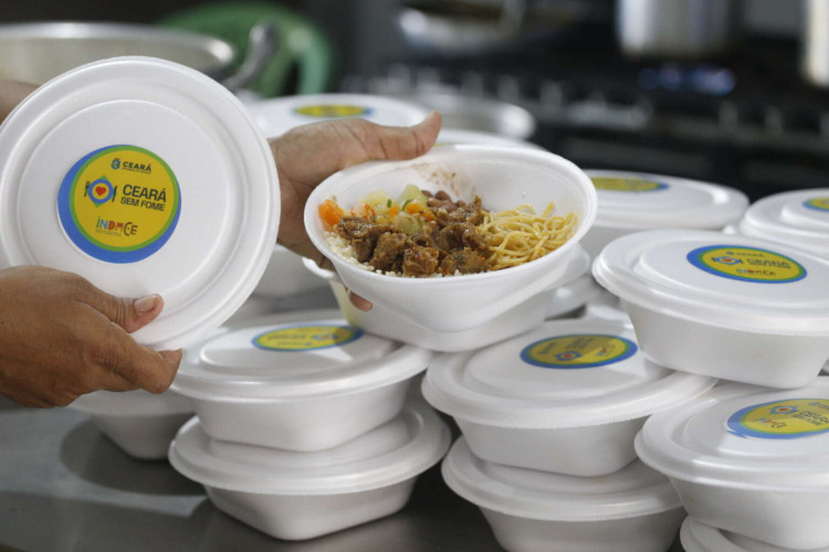 Ceará Sem Fome conta com uma rede de 1.080 cozinhas comunitárias servindo quentinhas diariamente