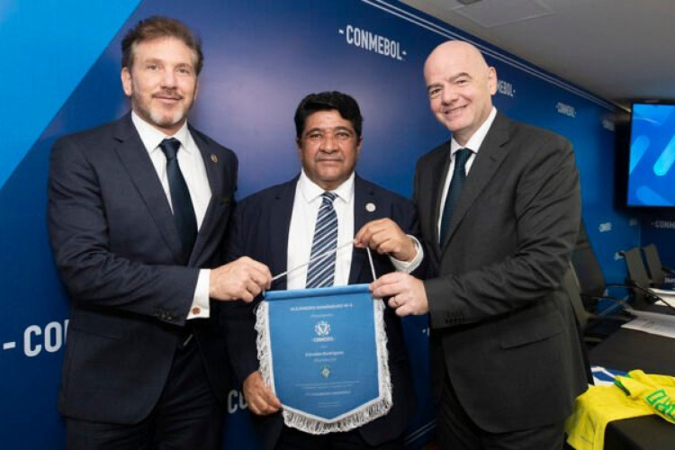 Presidente Alejandro Dominguez fala para Gianni Infantinno, mandatário da Fifa, que quer a realização da competição na América do Sul