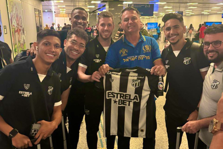 Erick Pulga, Saulo Mineiro, Raí Ramos, Jean Irmer e Aylon posaram para foto com Bolsonaro no Aeroporto de Fortaleza