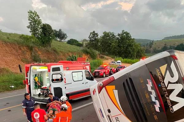 Um ônibus de turismo capotou no sul da Bahia e deixou, pelo menos, nove mortos 