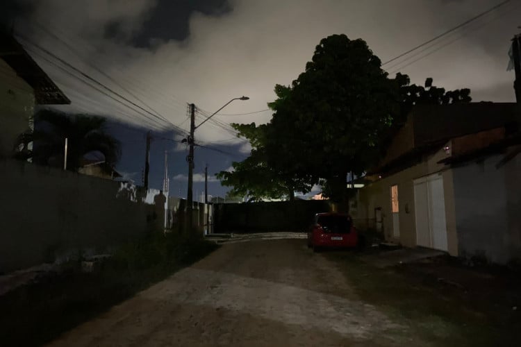 Rua Santa Terezinha, no bairro Lagoinha, em energia elétrica durante a noite. Moradores reclamam de quedas de energia no Eusébio