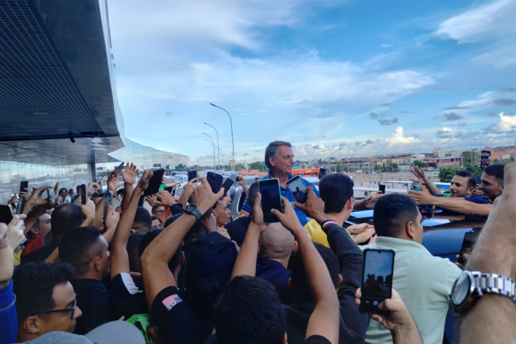 Aeroporto de Fortaleza recebe Bolsonaro, Cid, ministro de Lula e time do Ceará quase ao mesmo tempo

