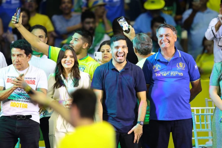 André Fernandes ao lado do ex-presidente Jair Bolsonaro em evento no Ginásio Paulo Sarasate