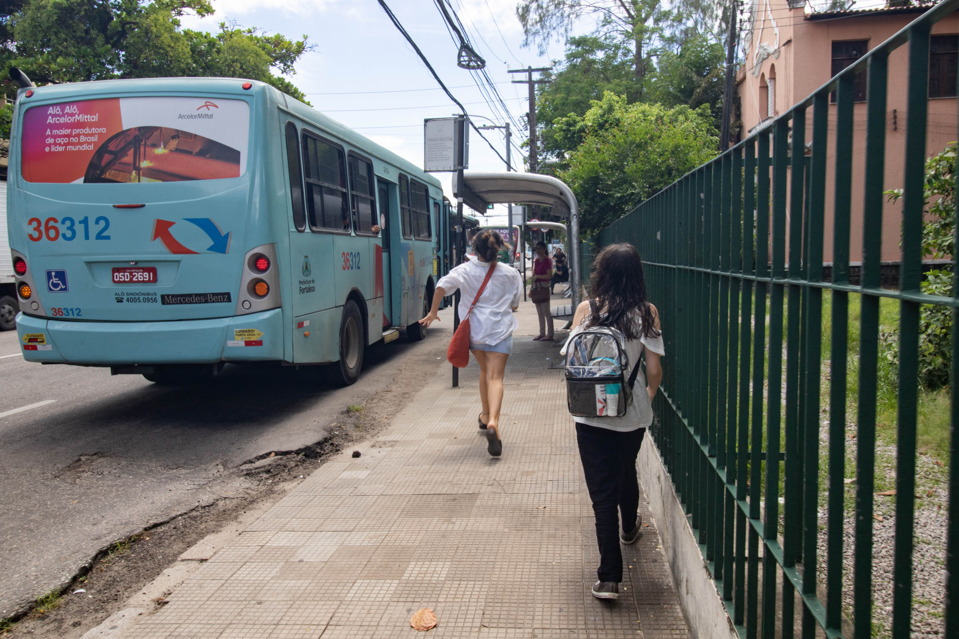 Passageiros reclamam de redução na quantidade dos ônibus (Foto: Samuel Setubal)