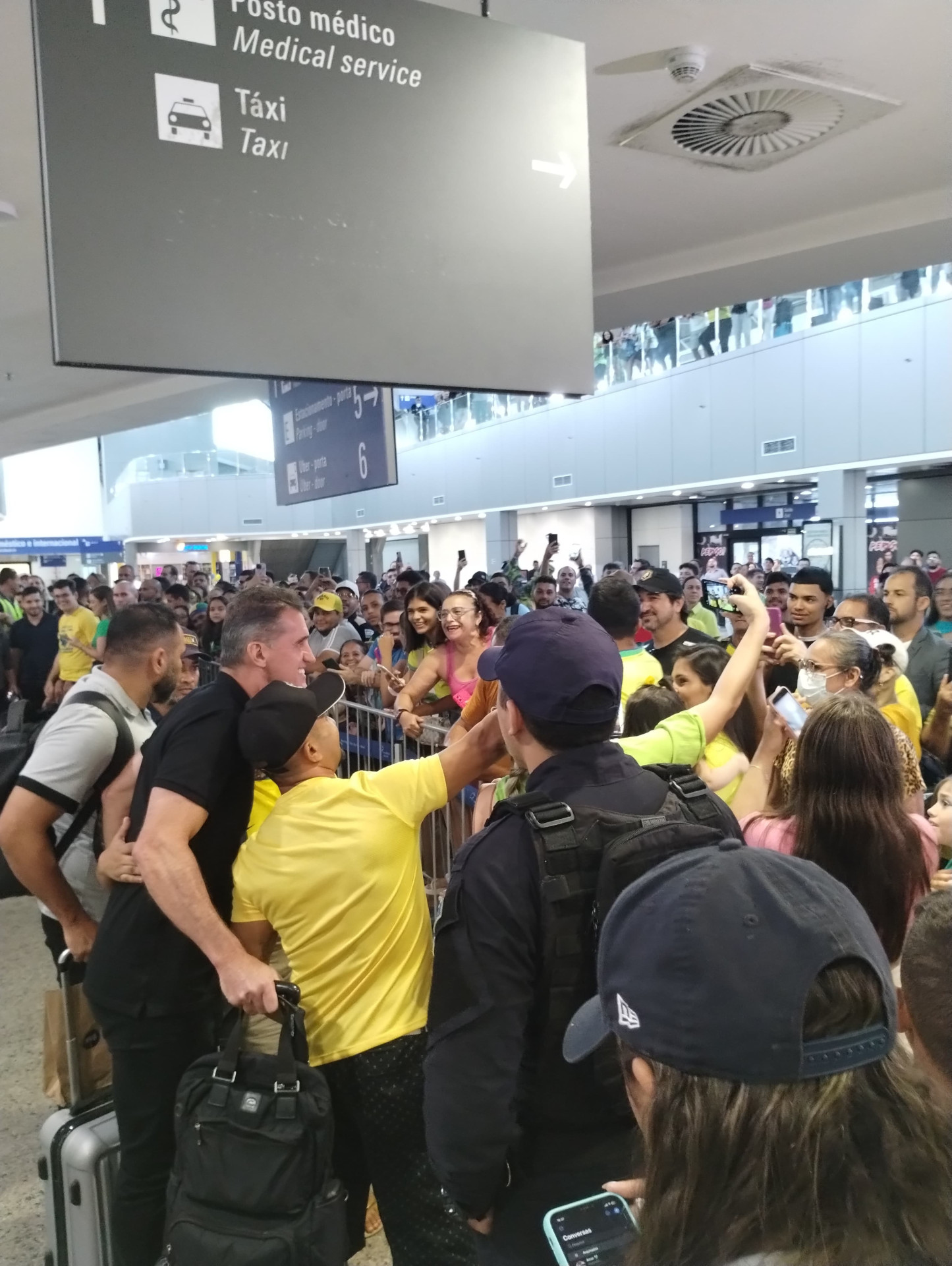 O técnico do Ceará, Wagner Mancini, chegou no aeroporto de Fortaleza ao mesmo tempo que o ex-presidente Jair Bolsonaro (PL)