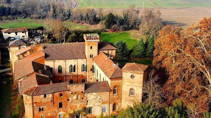 Italiana viraliza ao mostrar rotina morando em castelo de 900 anos 