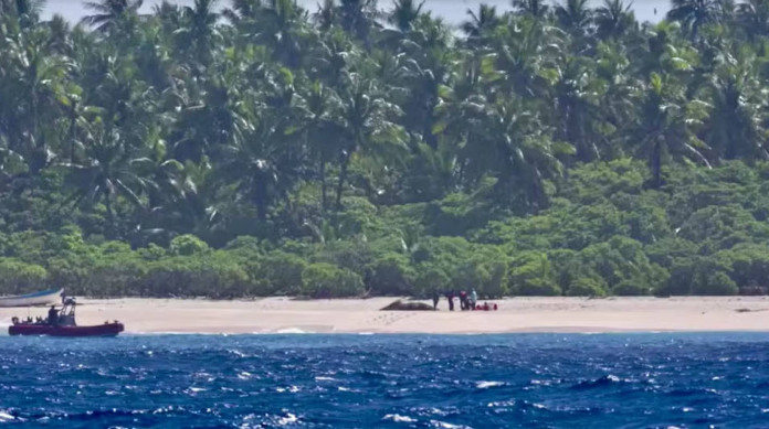 Marinheiros s&atilde;o resgatados de ilha ap&oacute;s escreverem 'help' com folhas de palmeira 